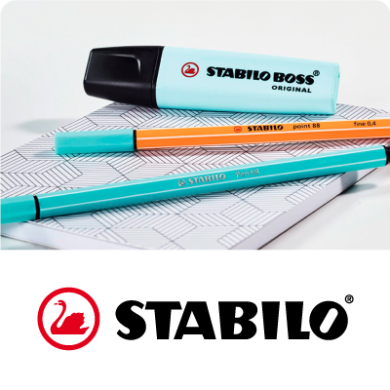 Resaltador y marcadores Stabilo azules en un cuaderno